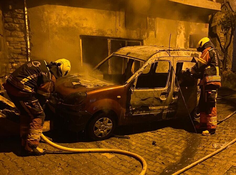 Altıeylül’de gece saatlerinde çıkan araç yangını paniğe neden oldu. Alevlerin