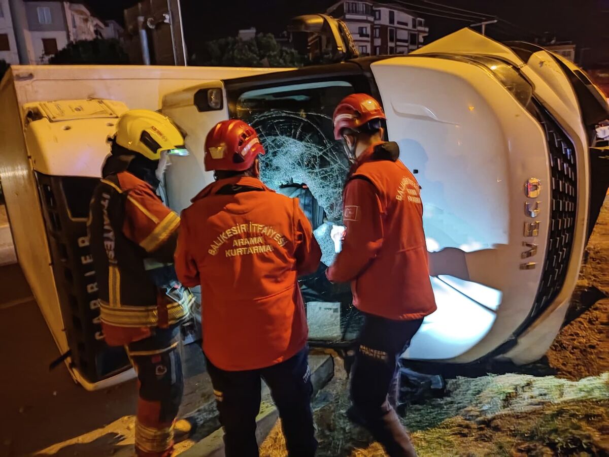 Burhaniye’de Kamyonet Devrildi, Sürücü Araçta Sıkıştı! WhatsApp Image 2026 04 16 at 10.12.34 - Marmara Bölge Gazetesi