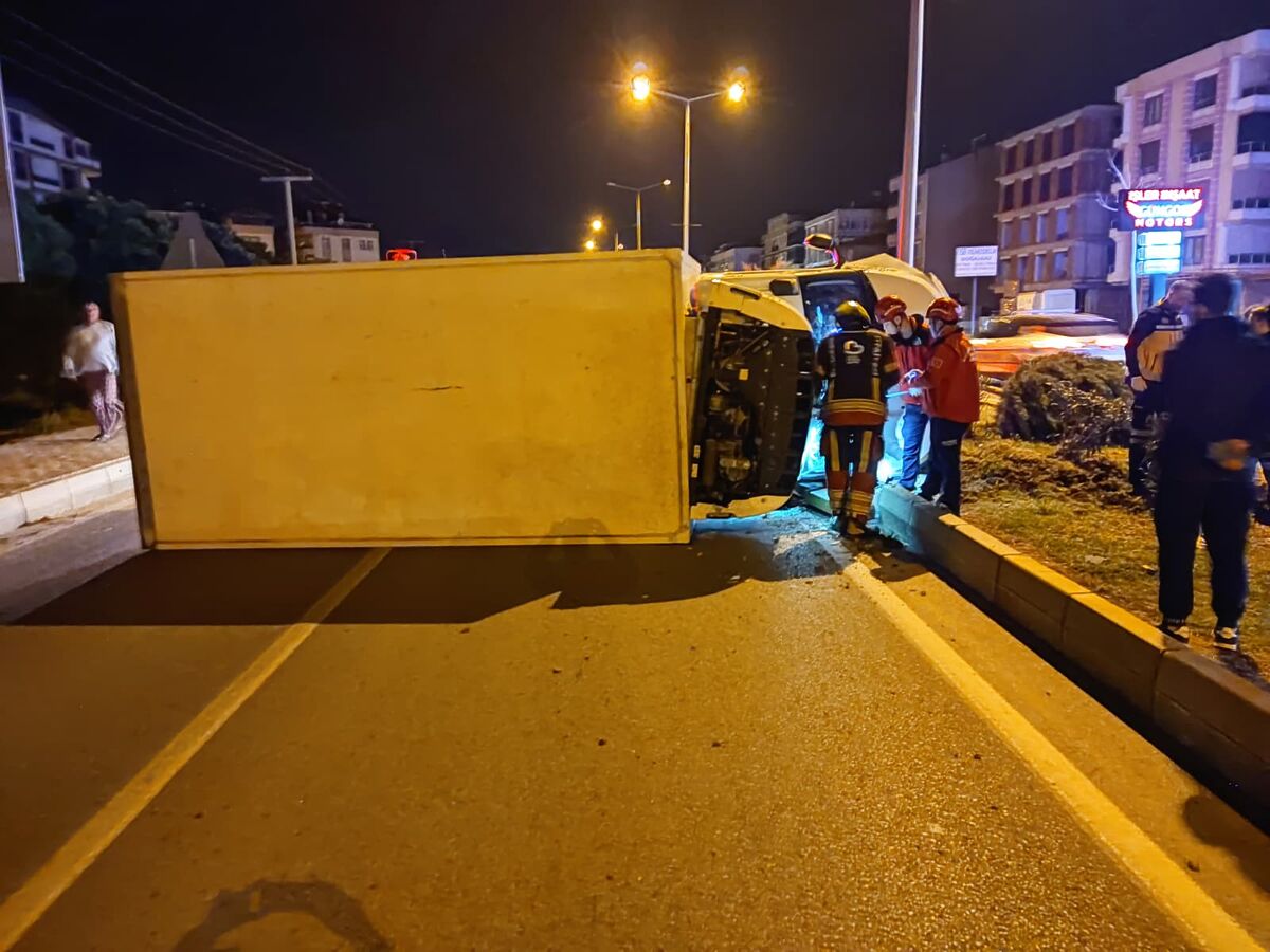 Burhaniye’de Kamyonet Devrildi, Sürücü Araçta Sıkıştı! WhatsApp Image 2026 04 16 at 10.12.35 - Marmara Bölge Gazetesi