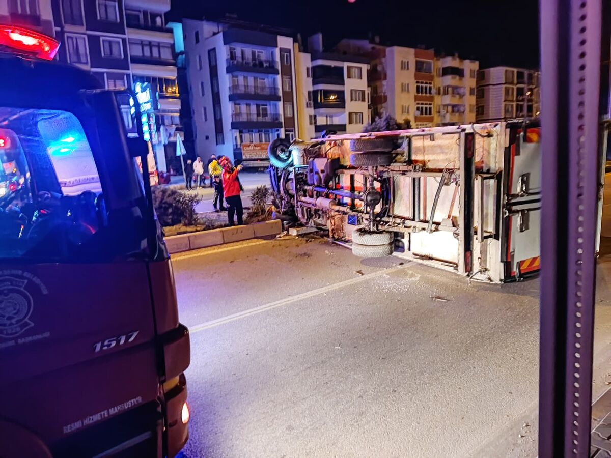 Burhaniye’de Kamyonet Devrildi, Sürücü Araçta Sıkıştı! WhatsApp Image 2026 04 16 at 10.12.36 1 - Marmara Bölge Gazetesi