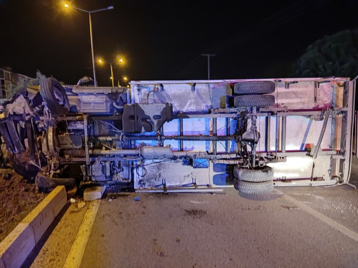 Burhaniye’de gece saatlerinde meydana gelen trafik kazasında kontrolden çıkan kamyonet