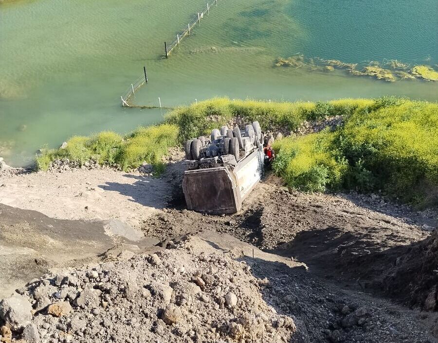 Havran’da kontrolden çıkan hafriyat kamyonu şarampole devrilerek ters döndü. Araçta