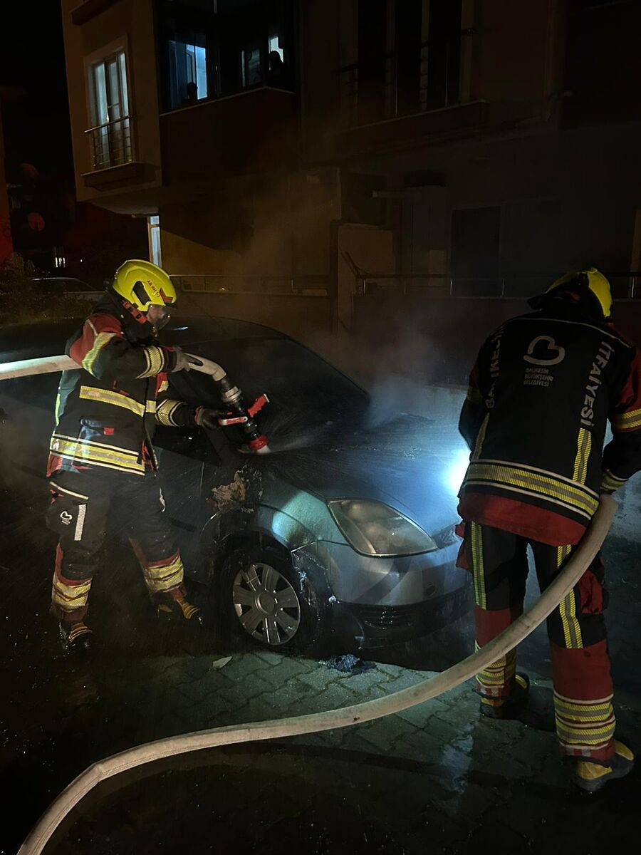 Park Halindeki Otomobil Bir Anda Alev Aldı WhatsApp Image 2026 04 27 at 10.47.46 - Marmara Bölge Gazetesi