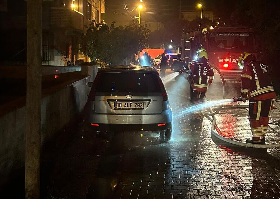 Balıkesir Burhaniye’de park halindeki bir otomobilde çıkan yangın, mahallede kısa