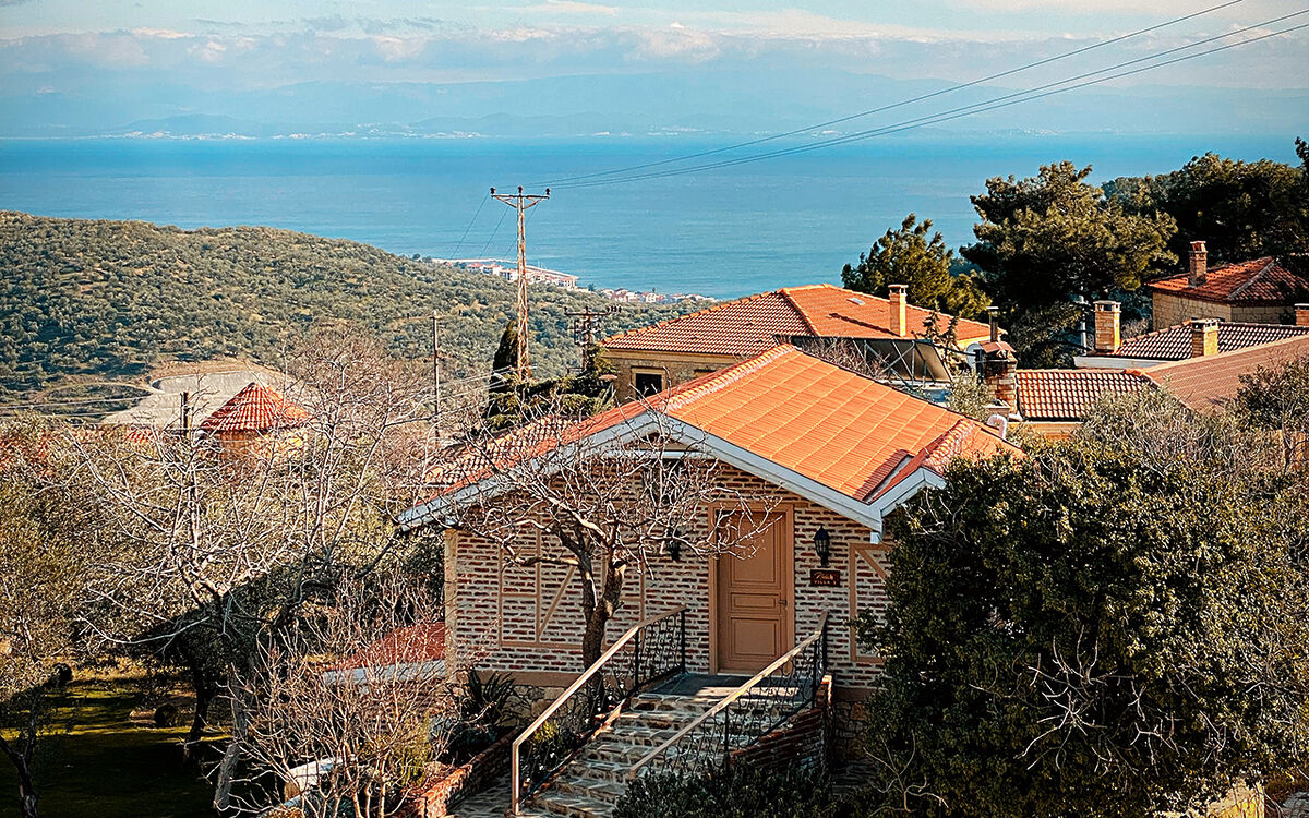 Yeşilyurt Köyü, Kazdağları’nın eteklerinde saklı kalmış, huzurun ve sadeliğin adeta