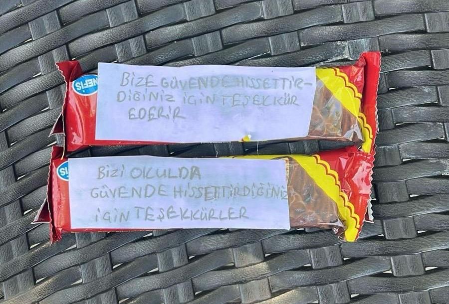 Okullarda artırılan güvenlik önlemleri, Ayvalık’ta öğrencilerin içten bir jestiyle karşılık