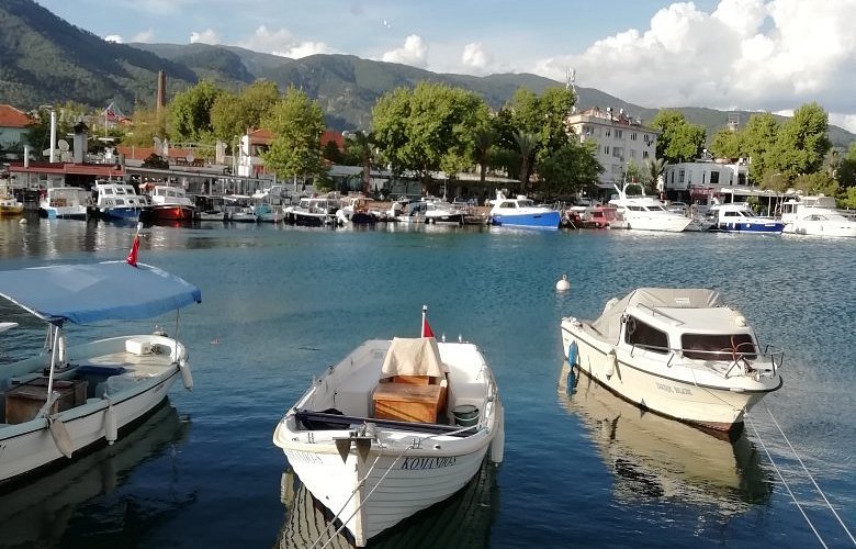 Kaz Dağları’nın eteklerinde, Edremit Körfezi kıyısında yer alan Altınoluk Sahili;