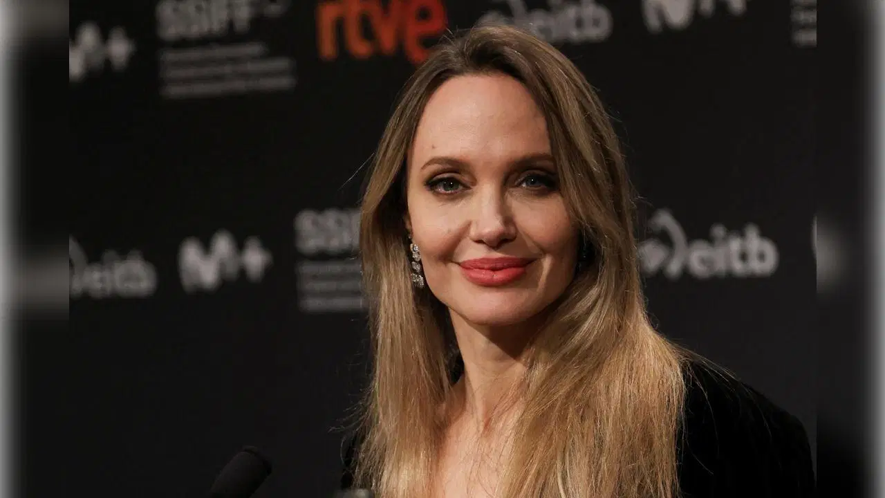 Hollywood’un en tanınmış yıldızlarından Angelina Jolie, katıldığı son etkinlikteki görüntüleriyle