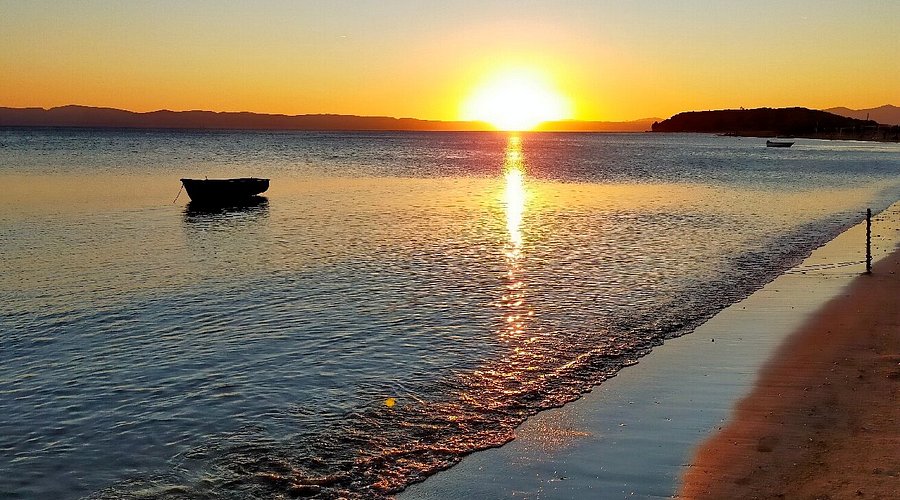 Balıkesir’in Ayvalık ilçesinde yer alan Badavut Plajı, doğal yapısını koruyan