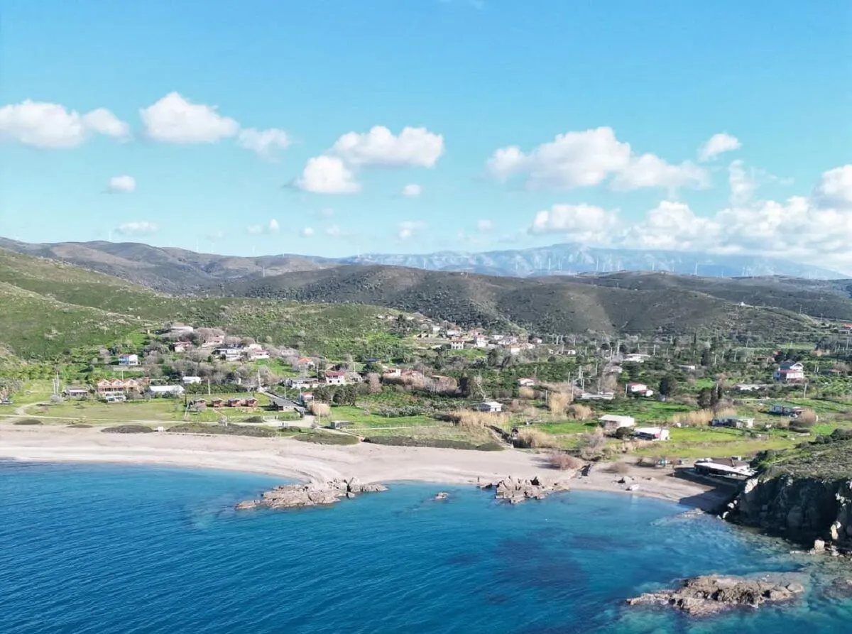 İzmir’in kuzeyinde yer alan Karaburun sınırları içindeki Badembükü, doğal güzelliği