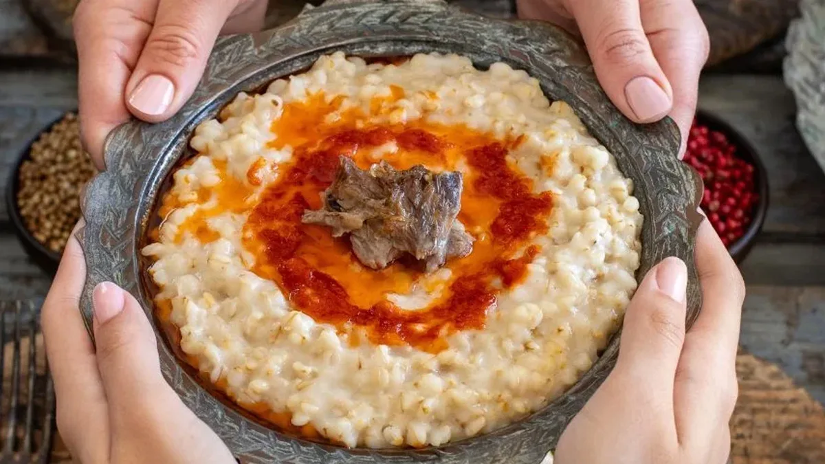 Anadolu mutfağının köklü lezzetlerinden biri olan keşkek, sadece bir yemek