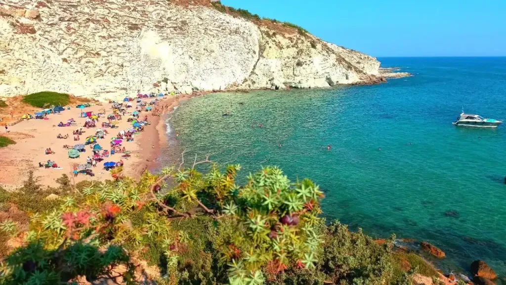 Kleopatra Koyu, cam gibi berrak denizi ve açık renkli kumlarıyla