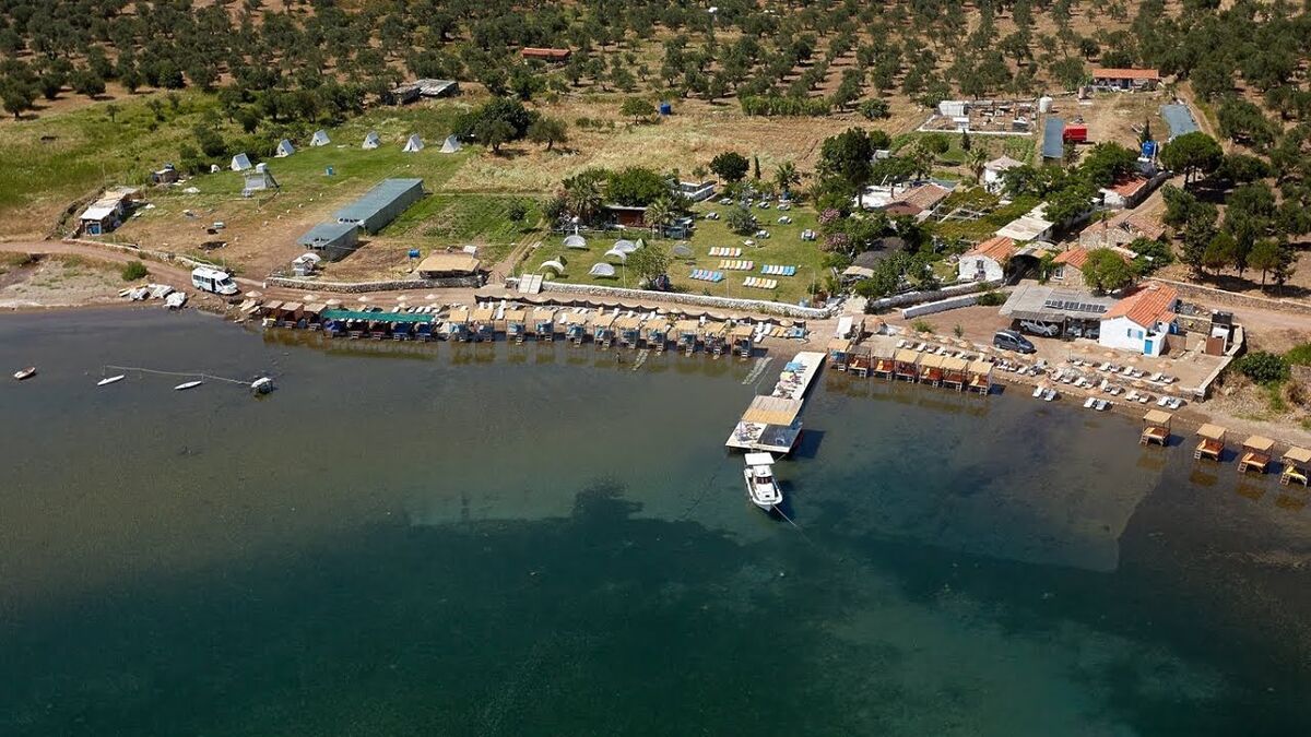 Cunda Adası’nın kuzeyinde yer alan Patriça Koyu, ulaşım zorluğu sayesinde