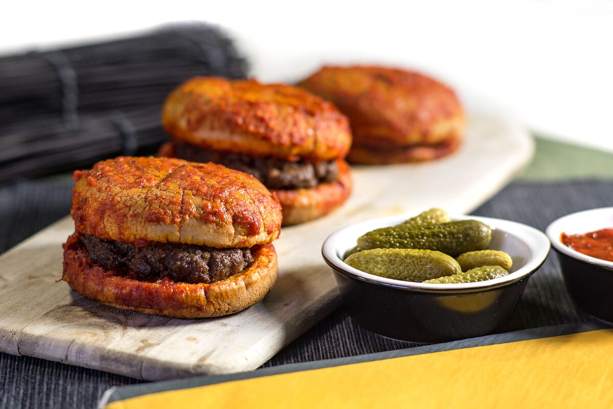 Sokak lezzetlerinin vazgeçilmezi olan Islak Hamburger, artık evde de kolayca