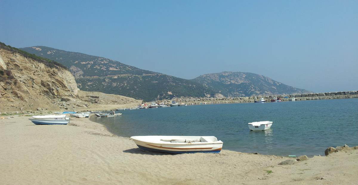 Kapıdağ Yarımadası’nın en dikkat çeken kıyılarından biri olan Turanköy Plajı,
