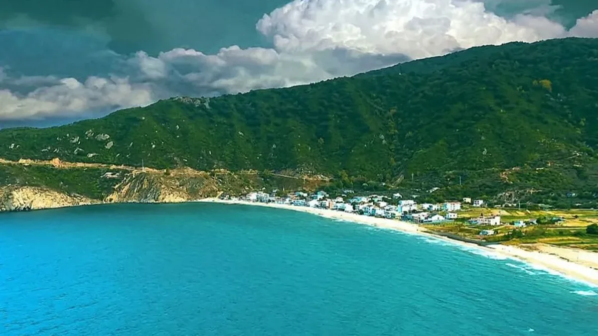 Edremit’e yaklaşık 2 saat uzaklıktaki bu sakin köy, doğa ve