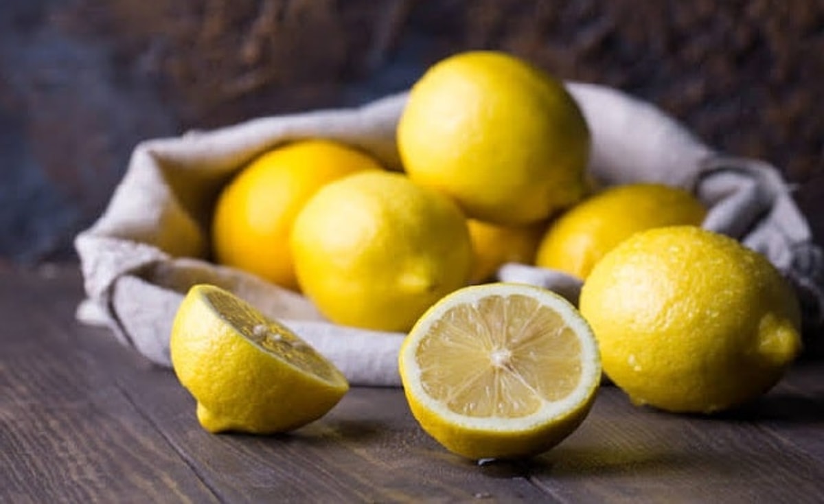 Mutfakların vazgeçilmezlerinden biri olan limon, doğru koşullarda saklanmadığında kısa sürede