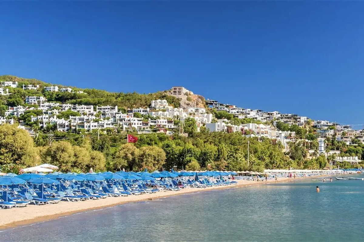 Ege’nin gözde sahillerinden Yahşi Plajı, berrak denizi ve sakin atmosferiyle