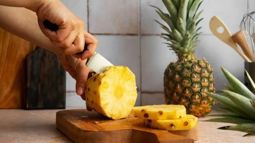Tropikal meyveler arasında en çok tercih edilenlerden biri olan ananas,
