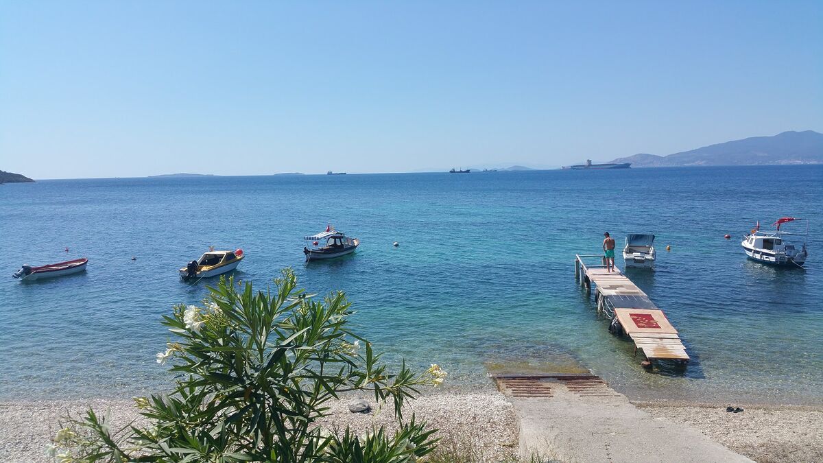 Balıkesir’in Erdek ilçesinde bulunan Manastır Koyu, berrak denizi ve sakin