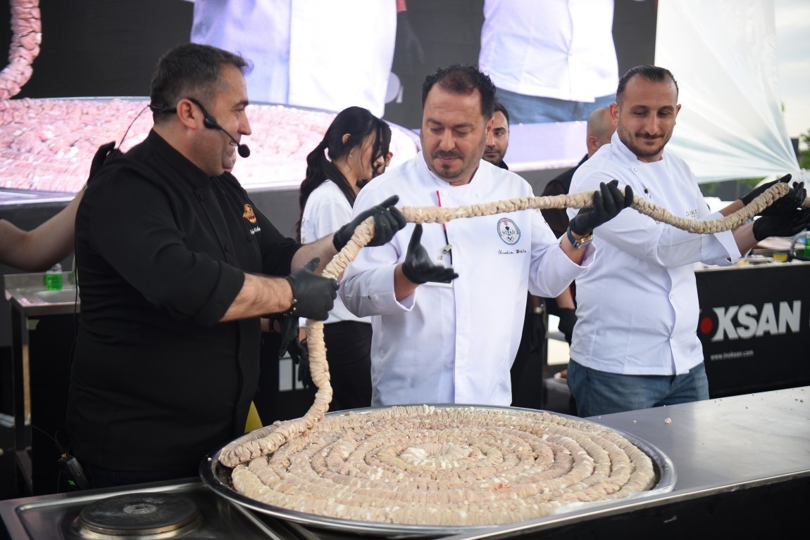 Dev Kokoreçten Ünlü Şeflere GastroFest’te Renkli Görüntüler 42bca1f2 fc7a 4695 b29a 3982ea293e41 - Marmara Bölge Gazetesi