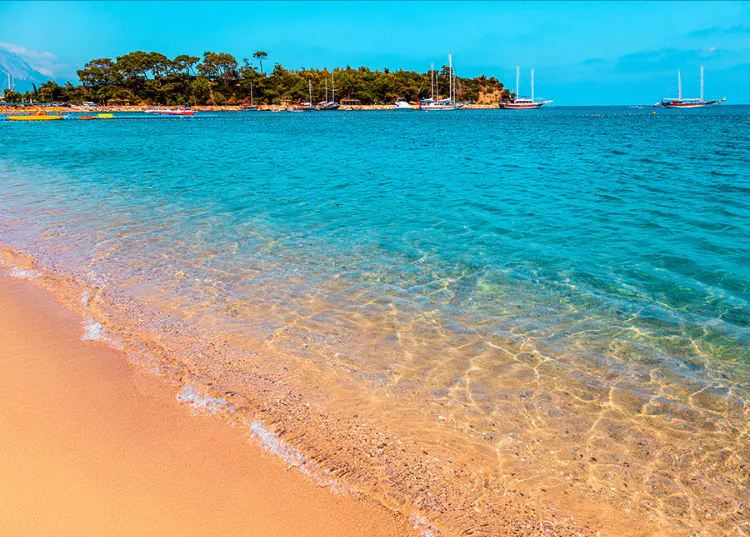 Antalya’nın gözde turizm merkezlerinden Kemer sınırlarında yer alan Ayışığı Plajı,