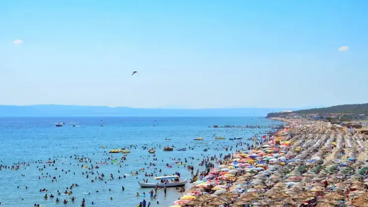 Balıkesir’in Ayvalık ilçesine bağlı Sarımsaklı Plajı, ince kumlu sahili ve
