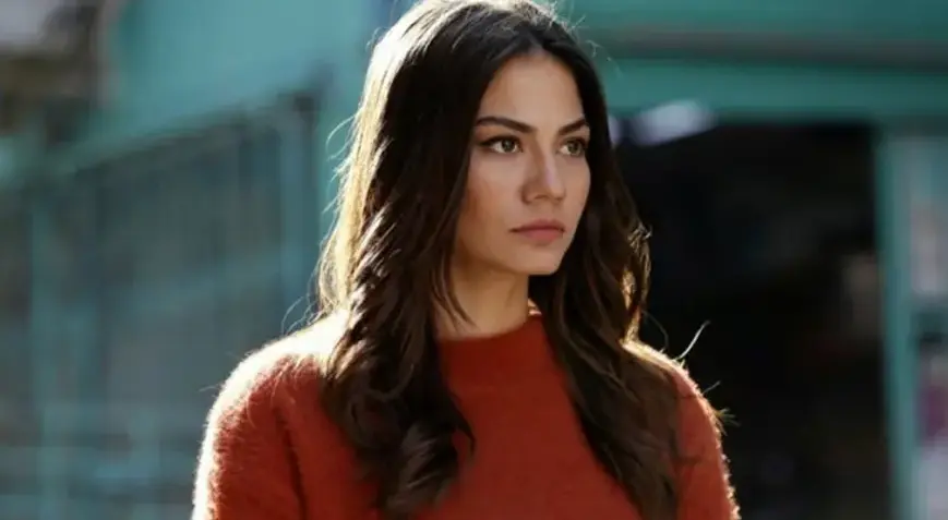 Başarılı oyuncu Demet Özdemir, Cannes Film Festivali’nde verdiği pozlarla yine