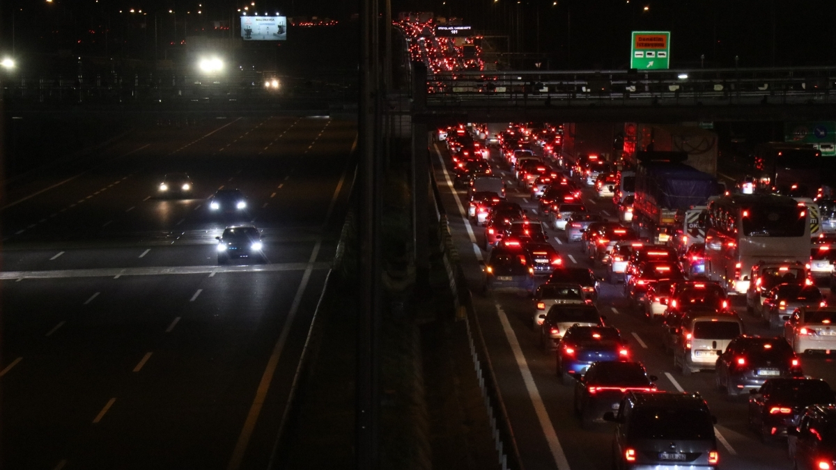 Bayram Öncesi Yola Çıkacaklar Dikkat! Bu Otoyollarda Trafik Kitlendi… 60 - Marmara Bölge Gazetesi