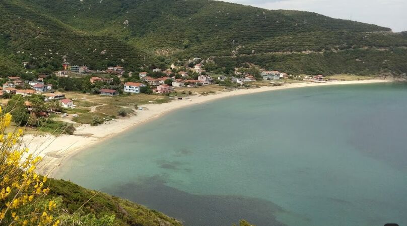 Balıkesir’in Erdek ilçesinde bulunan Büyükova Plajı, ince kumlu sahili ve