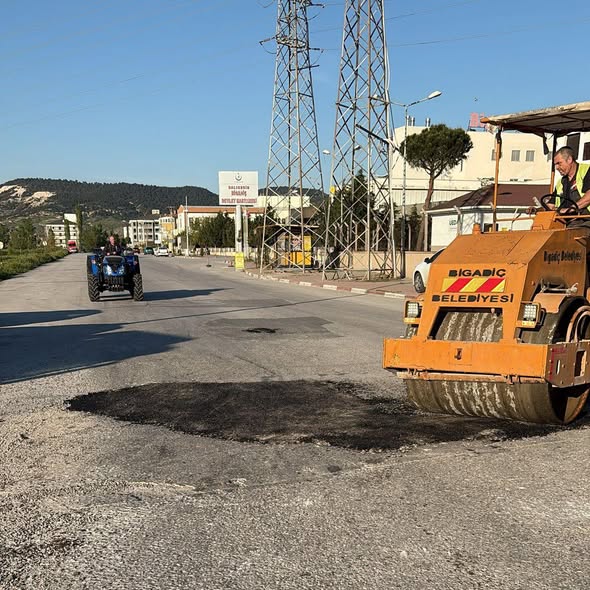 Bigadiç’te ulaşım altyapısını güçlendirmeye yönelik çalışmalar aralıksız sürüyor. İlçenin önemli