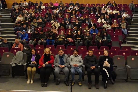 Susurluk Belediyesi tarafından düzenlenen 2. Tiyatro Festivali, sahnelenen oyunlarla sanatseverlerden