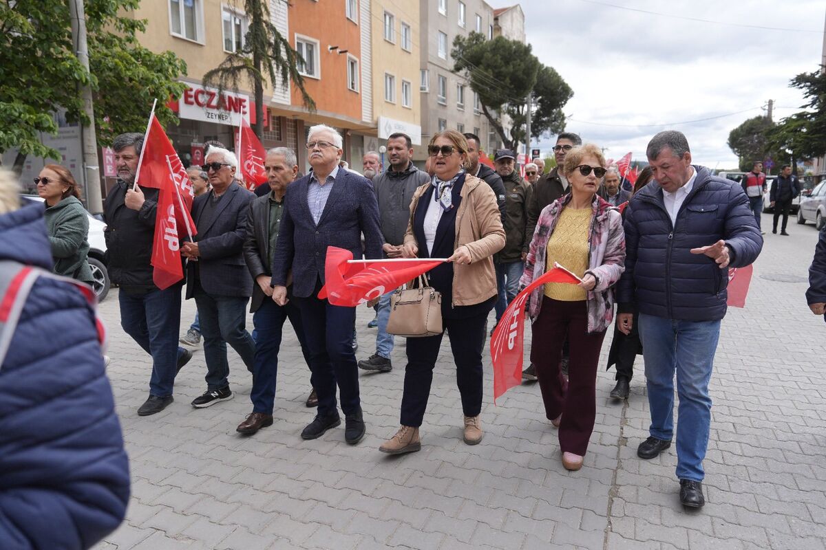 Burhaniye’de Emek ve Dayanışma Günü Coşkuyla Kutlandı 687038273 1441244231375274 3738639153724219092 n - Marmara Bölge Gazetesi