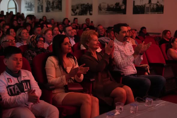 Burhaniye Uğur Ortaokulu öğrencileri tarafından sahnelenen “Bir Okul Macerası” adlı