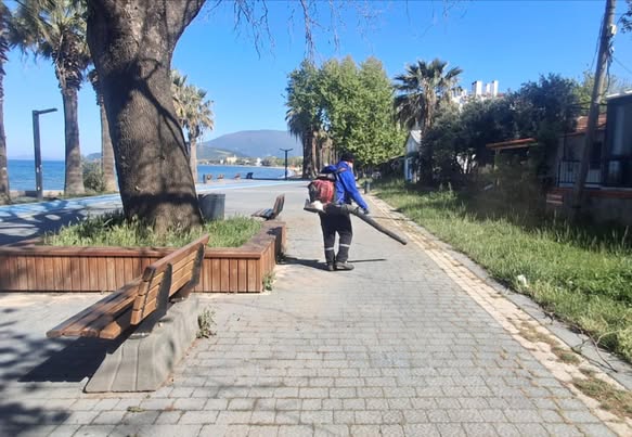 Erdek genelinde temizlik ve yol yıkama çalışmaları aralıksız devam ediyor.