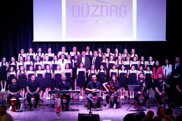 Susurluk’ta düzenlenen “Piyano Dinletisi ve KoroMix Konseri”, sanatseverleri aynı çatı