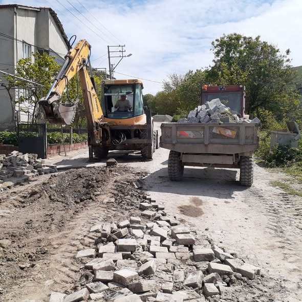 Mustafa Göksel öncülüğünde ilçede sürdürülen yol düzenleme ve iyileştirme çalışmaları