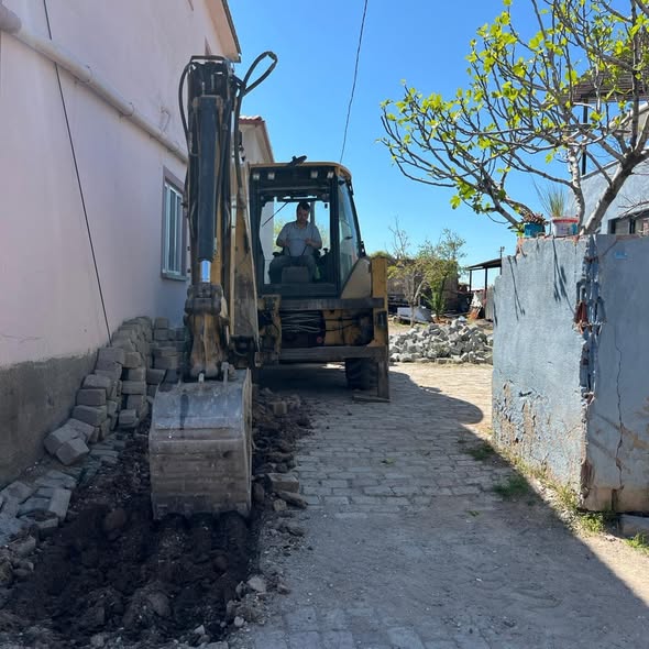 Bigadiç’te mahalle içi ulaşımı güçlendiren çalışmalar hız kesmeden devam ediyor.