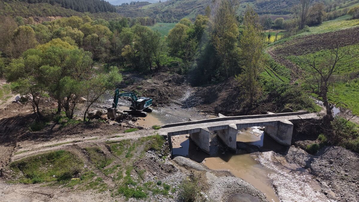 Balıkesir’in Bigadiç ilçesinde yürütülen kritik çalışmalar, olası taşkın riskine karşı