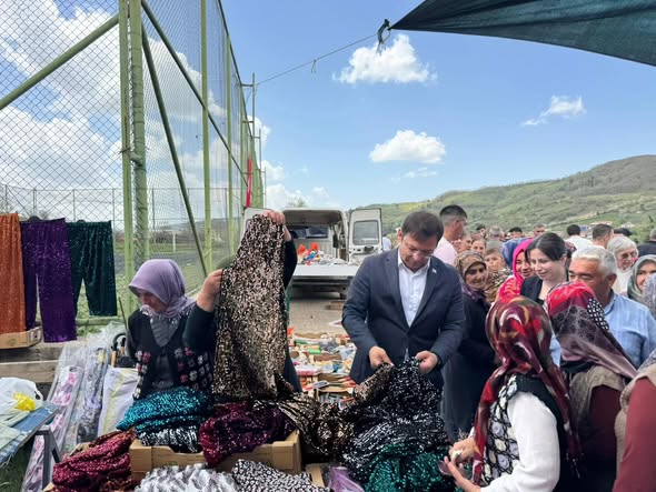 Serkan Sak, Kınık Mahallesi’nde düzenlenen geleneksel mahalle hayrına katılarak vatandaşlarla