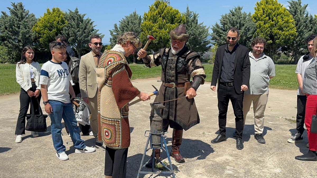 Balıkesir Üniversitesi’nde düzenlenen Nevruz ve 3 Mayıs kutlamaları, geleneksel ritüellerden