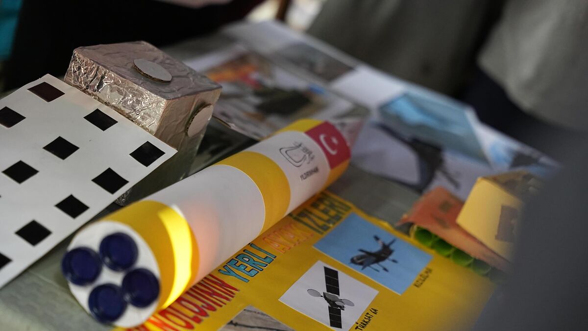 Sındırgı’da öğrencilerin hazırladığı bilimsel projeler ve yıl sonu etkinlikleri yoğun