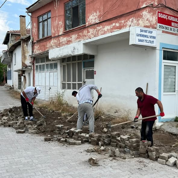 Bigadiç Belediyesi, ilçenin farklı mahallelerinde yürüttüğü ulaşım altyapı çalışmalarıyla yolları