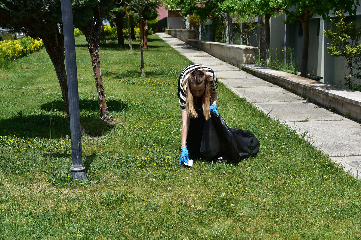 Balıkesir Üniversitesi’nde düzenlenen çevre farkındalığı etkinliğinde öğrenciler, akademik ve idari