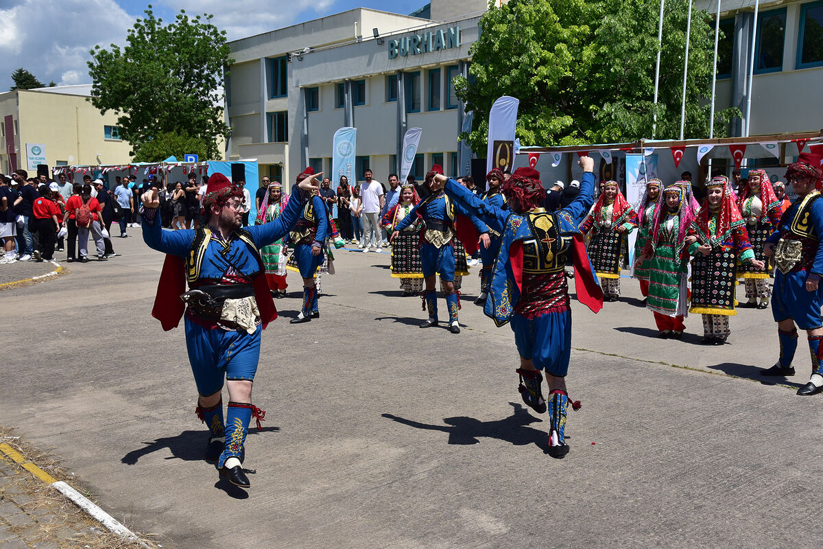 BAÜN FEST 2026, geleneksel bayrak yürüyüşü ve stant açılışlarıyla kampüste