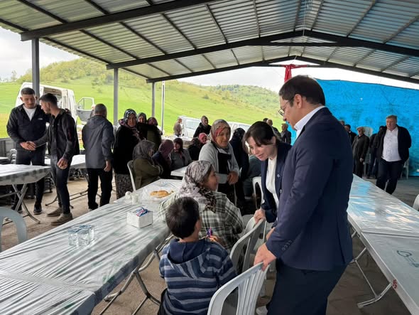 Sındırgı Belediye Başkanı Serkan Sak, Bayraklı Mahallesi’nde düzenlenen mahalle hayır