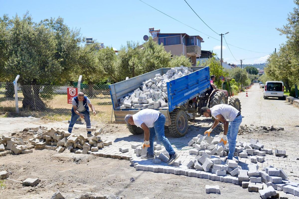 Burhaniye Belediyesi Fen İşleri Müdürlüğü ekipleri, ilçe genelinde asfalt, parke