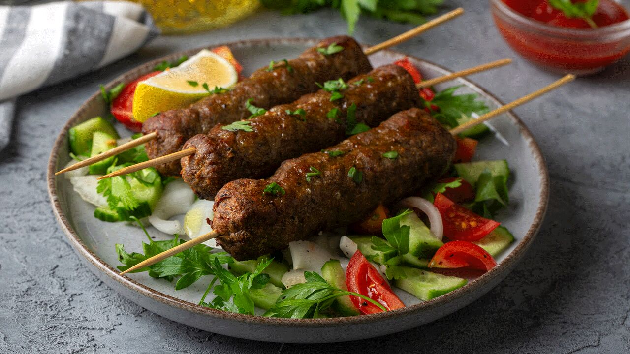 Azerbaycan mutfağının sevilen lezzetlerinden biri olan Lüle Kebabı, yumuşacık kıvamı