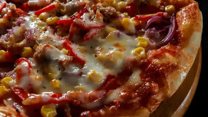 Evde pratik tarif arayanların son gözdesi lavaş pizza oldu. Klasik