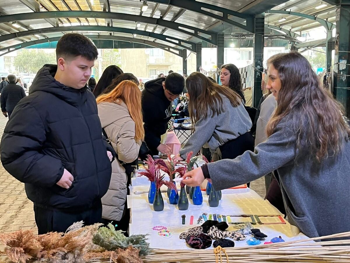 Balıkesir Üniversitesi Balıkesir Meslek Yüksekokulu öğrencileri, atık malzemeleri yaratıcı tasarımlarla